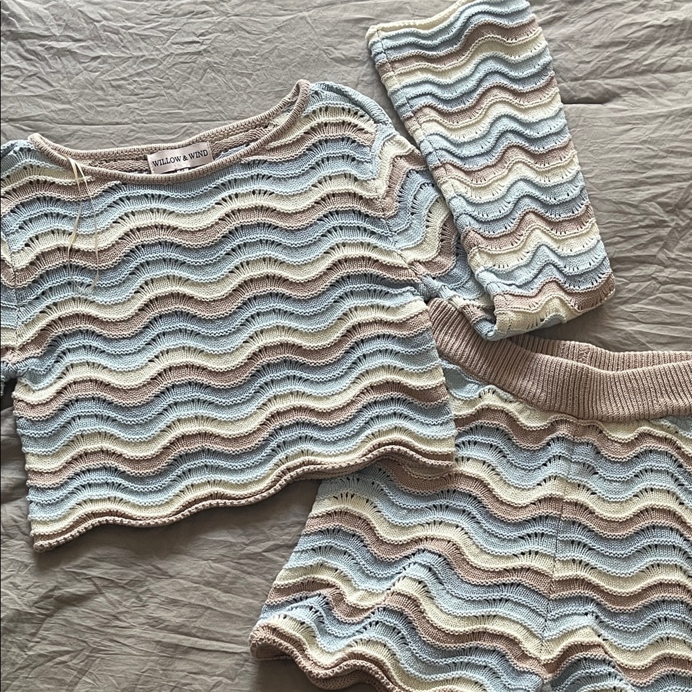 Willow & Wind Women's Blue and Cream Wave Knit Top